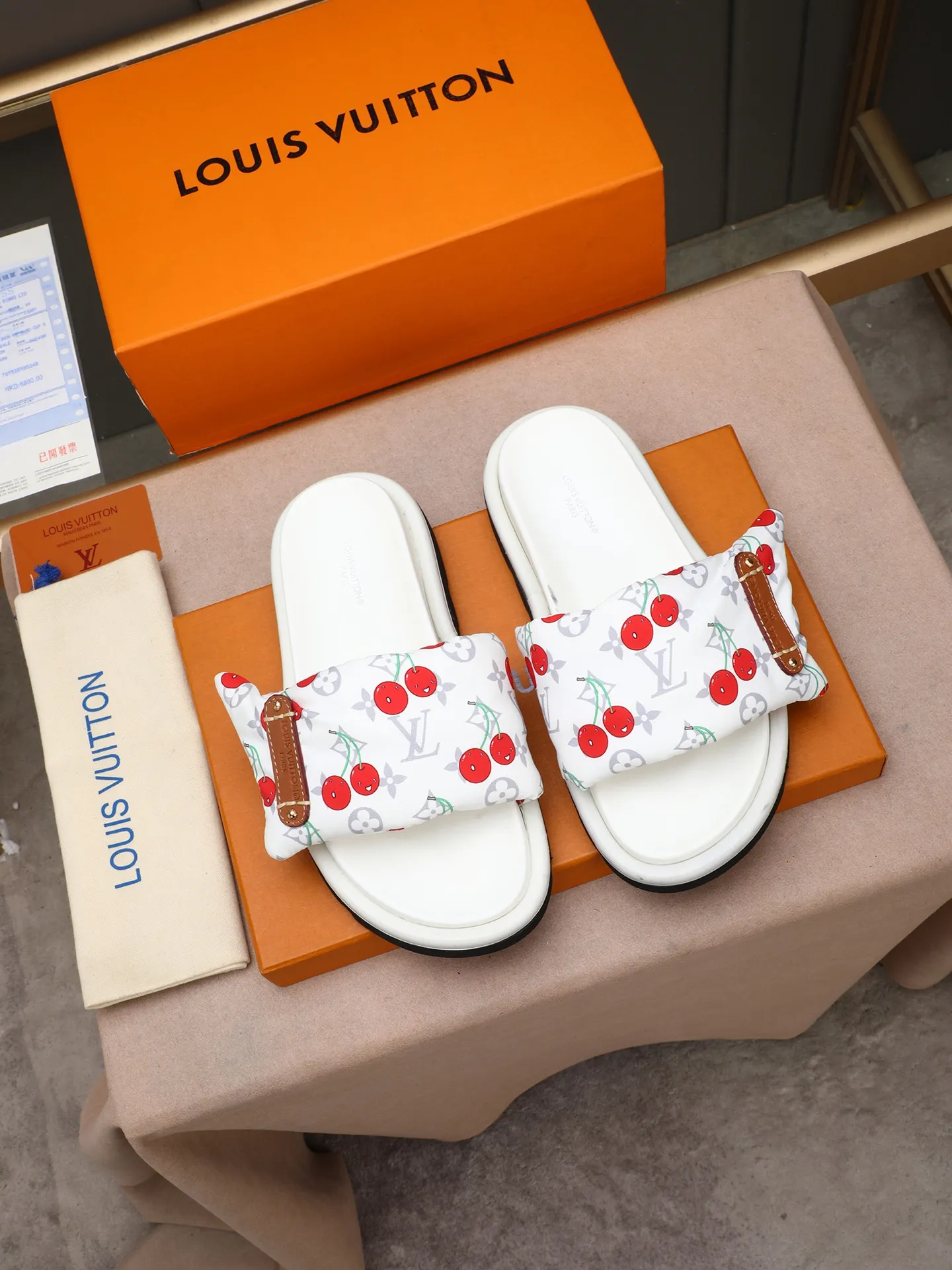 PP360 [LOUIS VUITTON] Louis Vuitton, LV printing, men's and women's slippers are on the market. The drawer box packaging comes with a cloth bag and a card. The upper pattern looks very soft and waxy, and it is a super versatile leg slimming tool. Fabric: imported denim/canvas/old fabric, LV hardware LOGO, official website pattern printing, comfortable to wear, feet: high-elastic PU water table. Sole: foam sole, heel height: about 5cm. Code number: 35-46, 35, 45, 46 are custom-made and non-returnable. Color: multiple colors and styles available.